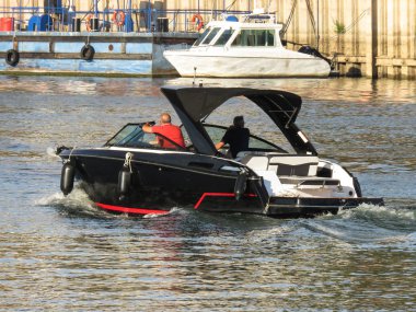 Siyah tekne Sava nehrinde, Belgrade, Sırbistan.