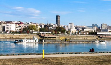 Kargo gemisi Ekskavatör Sava Nehri, Belgrad, Sırbistan üzerinde taşıma.                         