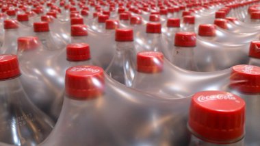 Belgrad, Sırbistan, 16 Mayıs 2013. Coca cola şişesi paketlerinde büyük süpermarket.