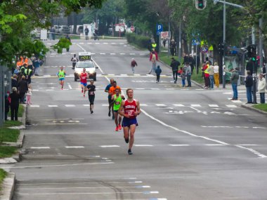 Belgrad, Sırbistan, 14 Nisan 2019. 32. Belgrad Maratonu. Birçok ülkeden koşucular şehir caddesinde koşuyor.         