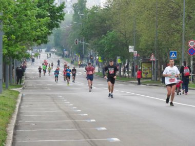 Belgrad, Sırbistan, 14 Nisan 2019. 32. Belgrad Maratonu. Birçok ülkeden koşucular şehir caddesinde koşuyor.