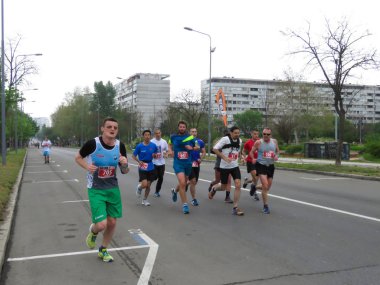 Belgrad, Sırbistan, 14 Nisan 2019. 32. Belgrad Maratonu. Birçok ülkeden koşucular şehir caddesinde koşuyor.