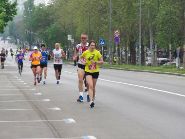Belgrad, Sırbistan, 14 Nisan 2019. 32. Belgrad Maratonu. Birçok ülkeden koşucular şehir caddesinde koşuyor.