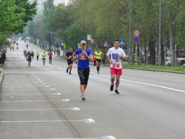 Belgrad, Sırbistan, 14 Nisan 2019. 32. Belgrad Maratonu. Birçok ülkeden koşucular şehir caddesinde koşuyor.