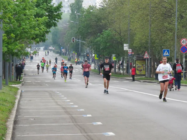 贝尔格莱德 塞尔维亚 2019年4月14日 第32届贝尔格莱德马拉松赛 来自许多国家的跑步者在城市街道上奔跑 — 图库照片