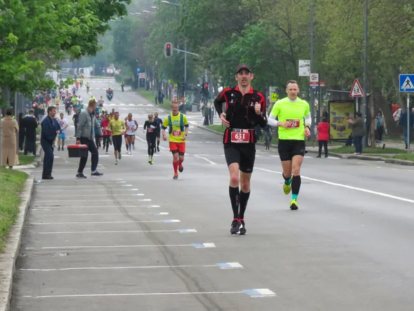 2019年4月14日 セルビア ベオグラード 第32回ベオグラードマラソン都市の通りを走る多くの国からのランナー — ストック写真