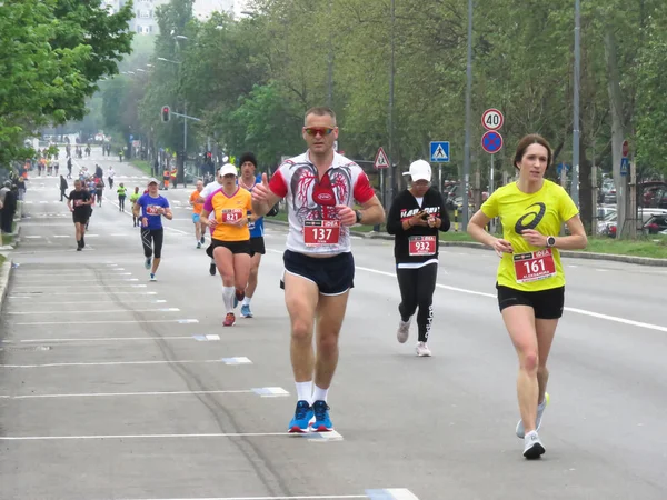 2019年4月14日 セルビア ベオグラード 第32回ベオグラードマラソン都市の通りを走る多くの国からのランナー — ストック写真