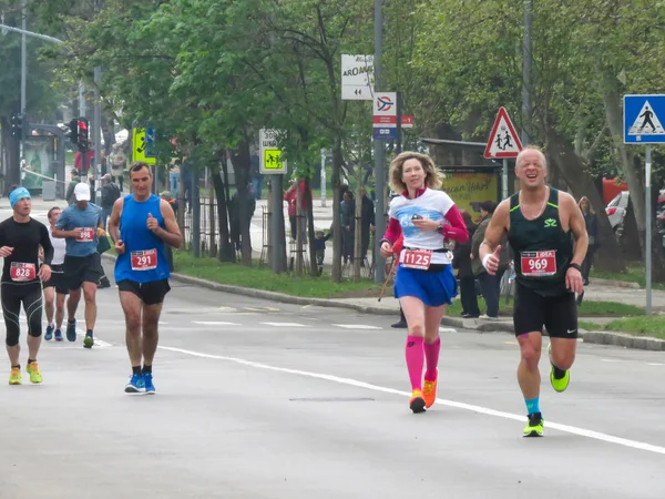 2019年4月14日 セルビア ベオグラード 第32回ベオグラードマラソン都市の通りを走る多くの国からのランナー — ストック写真