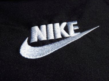 Belgrad, Sırbistan - 11 Temmuz 2019. Siyah polyester şort üzerine işlemeli Nike beyaz logosu.