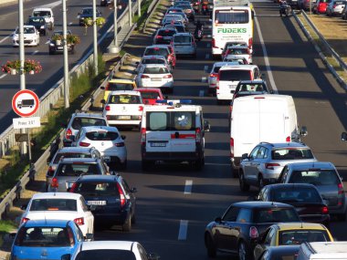 Belgrad, Sırbistan, 13 Eylül 2019. Ambulans aracı E-75 karayolu üzerinde yoğun saatlerde trafik sıkışıklığı ile tatili.