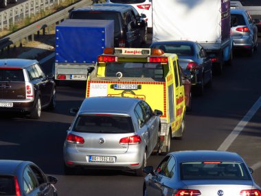 Belgrad, Sırbistan, 13 Eylül 2019. E-75 karayolu üzerinde yoğun saatlerde çekme hizmeti.