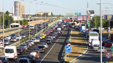 Belgrad, Sırbistan, 13 Eylül 2019. E-75 karayolu üzerinde yoğun saatlerde trafik sıkışıklığı.