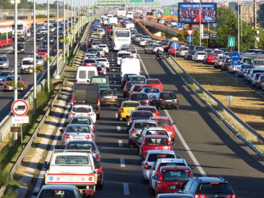 Belgrad, Sırbistan, 13 Eylül 2019. E-75 karayolu üzerinde yoğun saatlerde trafik sıkışıklığı.