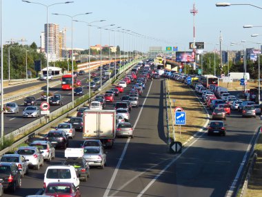Belgrad, Sırbistan, 13 Eylül 2019. E-75 karayolu üzerinde yoğun saatlerde trafik sıkışıklığı.