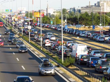 Belgrad, Sırbistan, 13 Eylül 2019. E-75 karayolu üzerinde yoğun saatlerde trafik sıkışıklığı.
