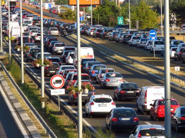 Belgrad, Sırbistan, 13 Eylül 2019. E-75 karayolu üzerinde yoğun saatlerde trafik sıkışıklığı.