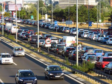 Belgrad, Sırbistan, 13 Eylül 2019. E-75 karayolu üzerinde yoğun saatlerde trafik sıkışıklığı.