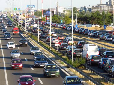 Belgrad, Sırbistan, 13 Eylül 2019. E-75 karayolu üzerinde yoğun saatlerde trafik sıkışıklığı.