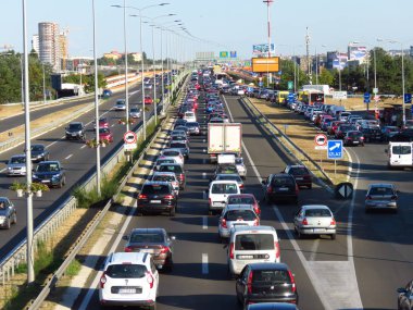 Belgrad, Sırbistan, 13 Eylül 2019. E-75 karayolu üzerinde yoğun saatlerde trafik sıkışıklığı.