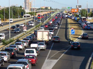 Belgrad, Sırbistan, 13 Eylül 2019. E-75 karayolu üzerinde yoğun saatlerde trafik sıkışıklığı.