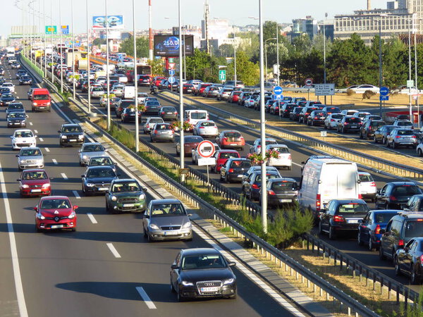 Белград, Сербия, 13 сентября 2019 года. Пробки в час пик на шоссе Е-75
.
