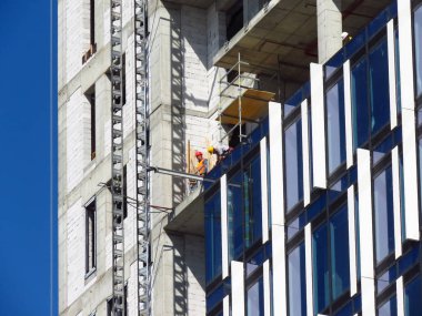Belgrad, Sırbistan, 27 Eylül 2019. Gökdelen şantiyesindeki inşaat işçisi. İkinci kule usce 2 bitirme.