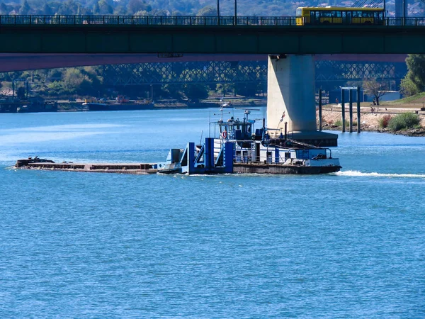 Frachtschiff Auf Dem Fluss Fährt Unter Der Brücke Durch — Stockfoto