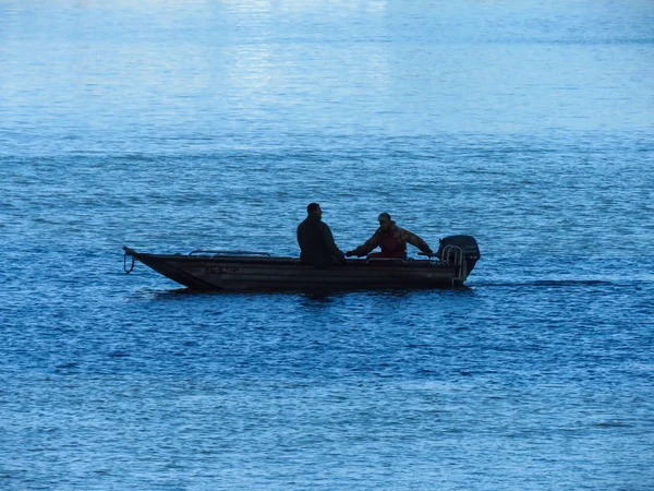 Рыбаки Лодке Собирают Сеть — стоковое фото