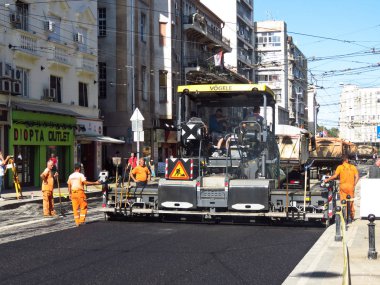 Belgrad, Sırbistan, 1 Ekim 2019. Paving makinesi asfalt caddesini bitiriyor.
