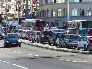Belgrad, Sırbistan, 1 Ekim 2019. Şehir merkezinde trafik sıkışık..