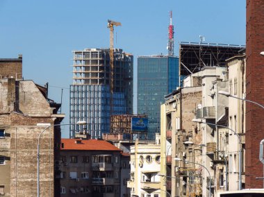 Belgrad, Sırbistan, 1 Ekim 2019. Şehrin eski kısmından gökdelen şantiye manzarası.