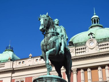 Belgrad, Sırbistan 'daki Ulusal Müze önünde Prens Mihailo anıtı.