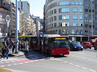 Belgrad, Sırbistan, 08 Ekim 2019. Şehir merkezinde bozuk otobüs. Sırpça 'da 