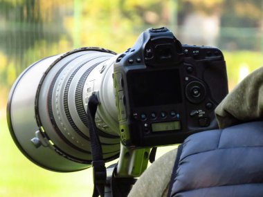 Büyük yakınlaştırma mercekli dijital kamera.