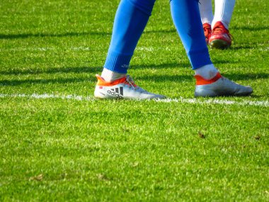 Belgrad, Sırbistan - 19 Ekim 2019. Sırbistan Ligi, Imt ve Ofk Beograd arasında futbol maçı. Futbol oyuncuları futbol sahasında.