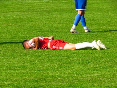 Belgrad, Sırbistan - 19 Ekim 2019. Sırbistan Ligi, Imt ve Ofk Beograd arasında futbol maçı. Futbol sahasında sakatlanan futbolcu.