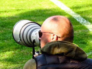 Belgrad, Sırbistan - 19 Ekim 2019. Sırbistan Ligi, Imt ve Ofk Beograd arasında futbol maçı. Fotoğrafçı çekim yapmak için eylem bekliyor.