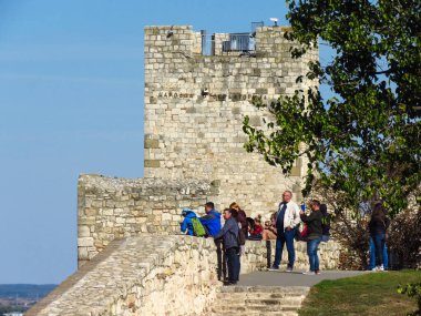 Belgrad, Sırbistan. 08 Ekim 2019. Yabancı turistler duvarda dinleniyor ve Kalemegdan kalesinin manzarasının keyfini çıkarıyorlar..