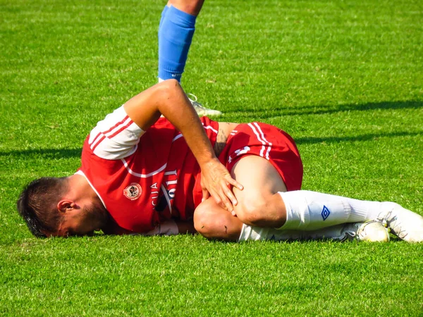 セルビア ベオグラード 2019年10月19日 セルビア リーグ イントとオフ ベオグラードのサッカー試合 サッカーのピッチ上で負傷した選手 — ストック写真