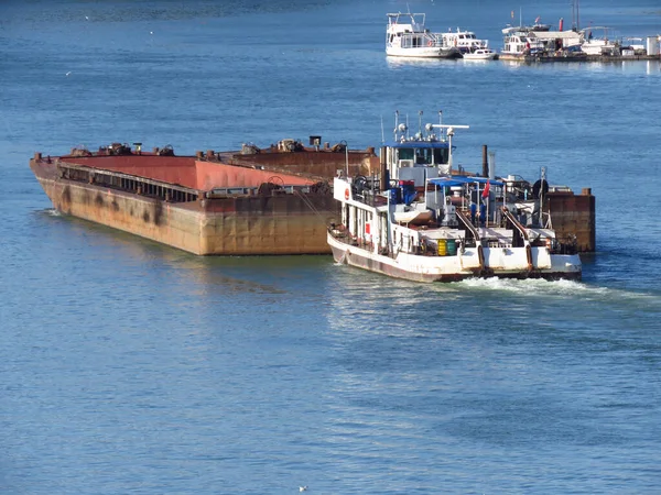 Bovenaanzicht Van Tugboat Die Een Lege Boot Duwt Sava Rivier — Stockfoto