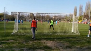 Belgrad, Sırbistan - 30 Mart 2019. Sırbistan Ligi. Imt-Jedinstvo Surcin 1: 0. Ev sahibi takım için çok iyi bir serbest vuruş ama top ahşap işçiliğine çarptı ve savunma mükemmel bir iş çıkardı..