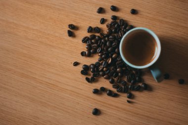 Sabah siyah kahve çekirdekleri masada