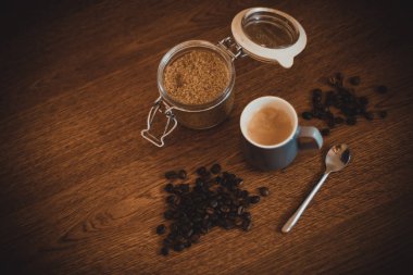 Sıcak kahve kahve çekirdekleri ile masada