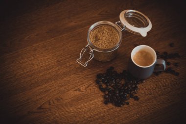 Sıcak kahve kahve çekirdekleri ile masada