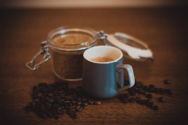 Sıcak kahve kahve çekirdekleri ile masada