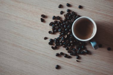 Sıcak kahve kahve çekirdekleri ile masada