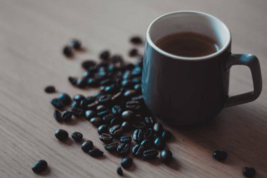 Sıcak kahve kahve çekirdekleri ile masada