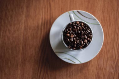 Sabah koyu kahve çekirdekleri fincan top bir göster