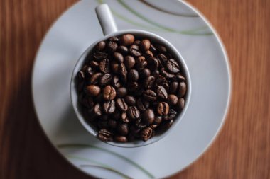 Sabah koyu kahve çekirdekleri bir fincan