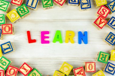 Alfabe harfleri düzenleme öğrenin ifadeler ile. Başa kavramı, okulu ve anaokulu okul öncesi.